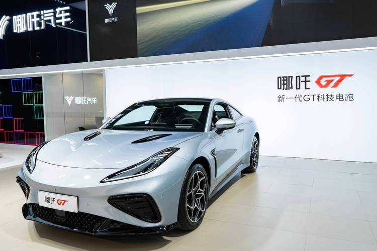 东莞347哪吒汽车在智能汽车领域的表现，领途汽车在新能源汽车市场中的影响力